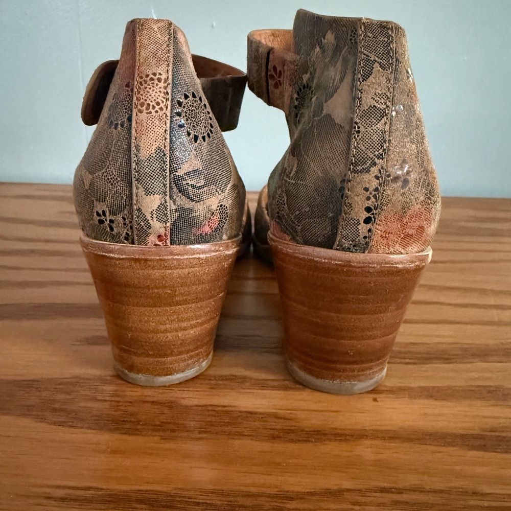 Gentle Souls by Kenneth Cole Floral Blaise Wedge Pump - Picture 5 of 10